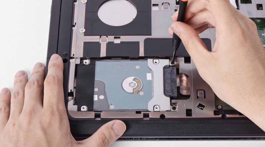 Vyndávání SSD disku ze základní desky