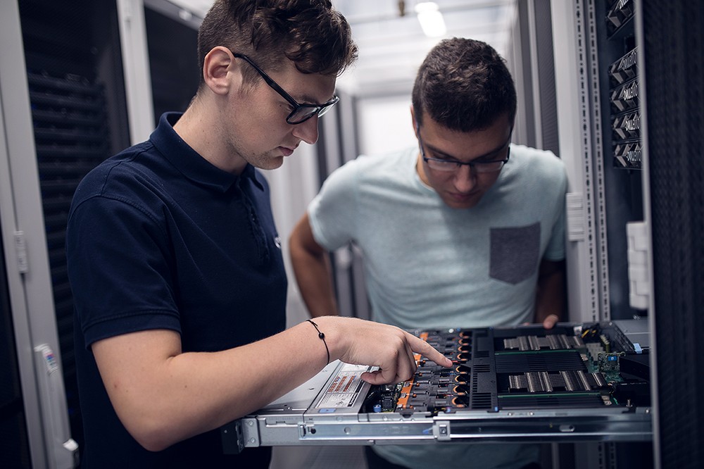 Administrátoři provádí kontrolu serverů, na kterých běží privátní cloud.