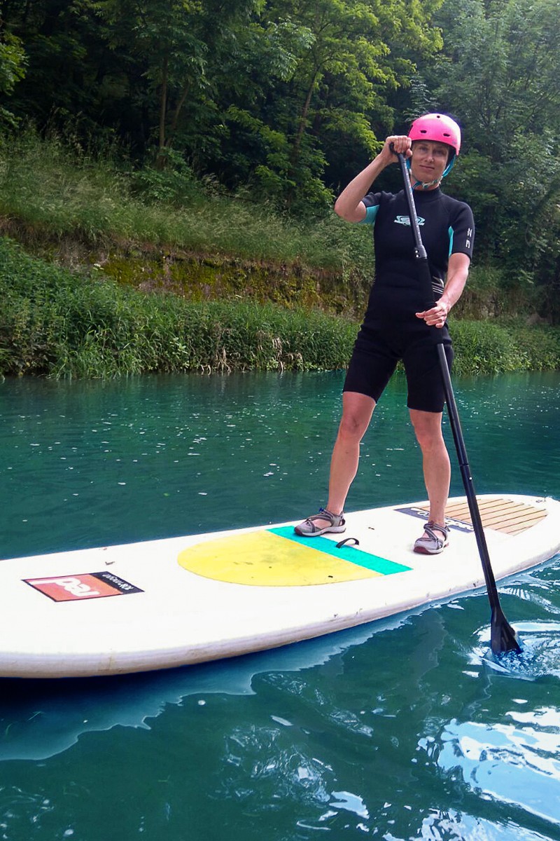 Fotografie Hany, která brázdí vody na paddleboardu.