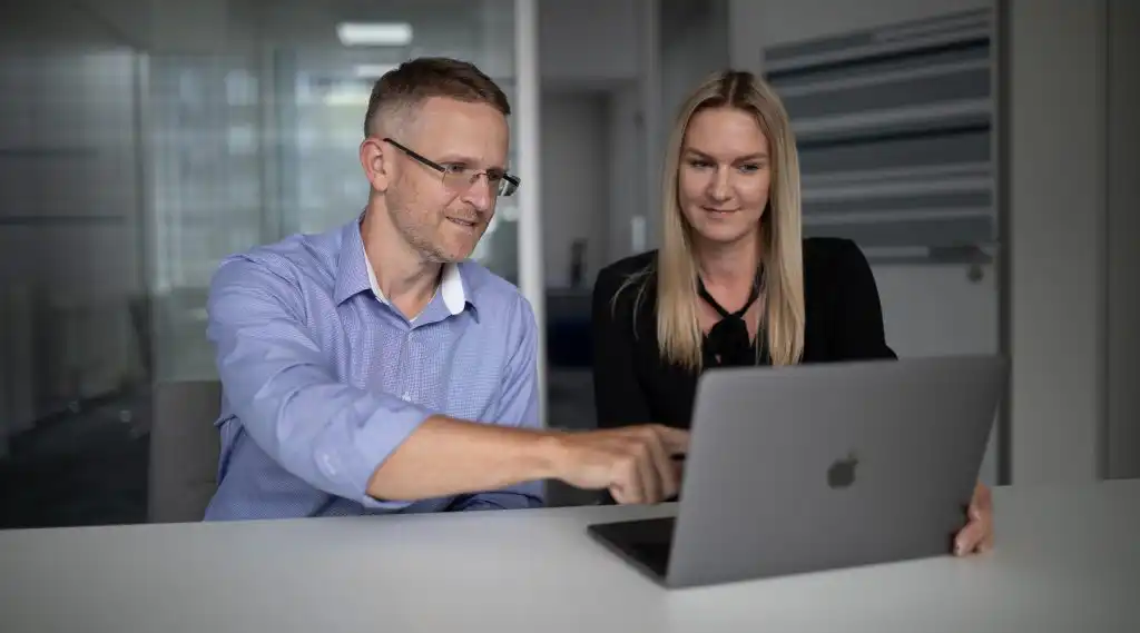 Muž a žena pracující na notebooku