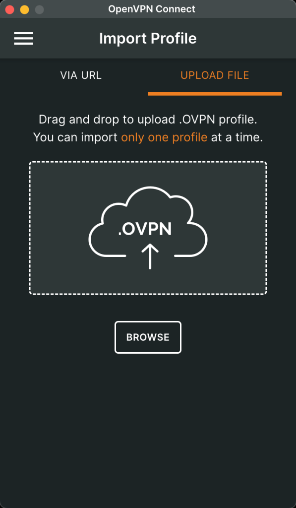 Screenshot zobrazuje možnost nahrání konfiguračního souboru do OpenVPN klienta v zařízení s macOS.