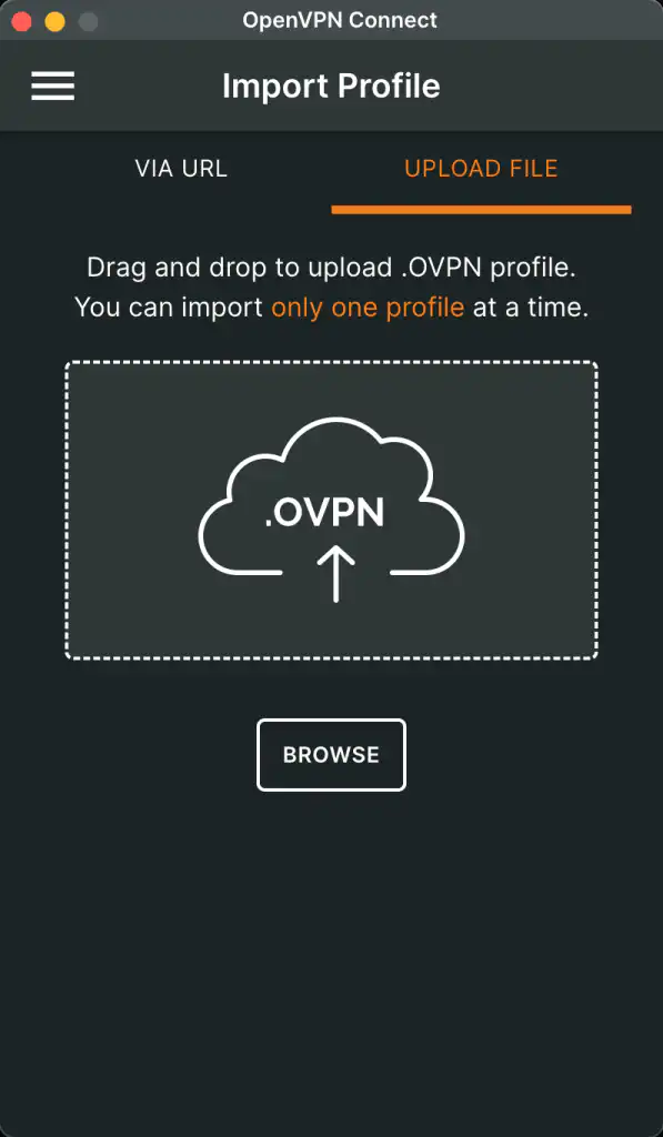 Screenshot zobrazuje možnost nahrání konfiguračního souboru do OpenVPN klienta v zařízení s macOS.